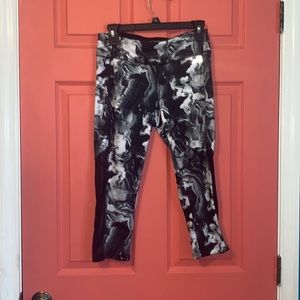 Avis Marble Capris Leggings (Womens Small)
